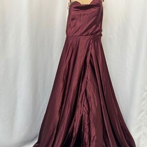 Long sleeve less maroon dress, for dama, bridesmaids and formal.
